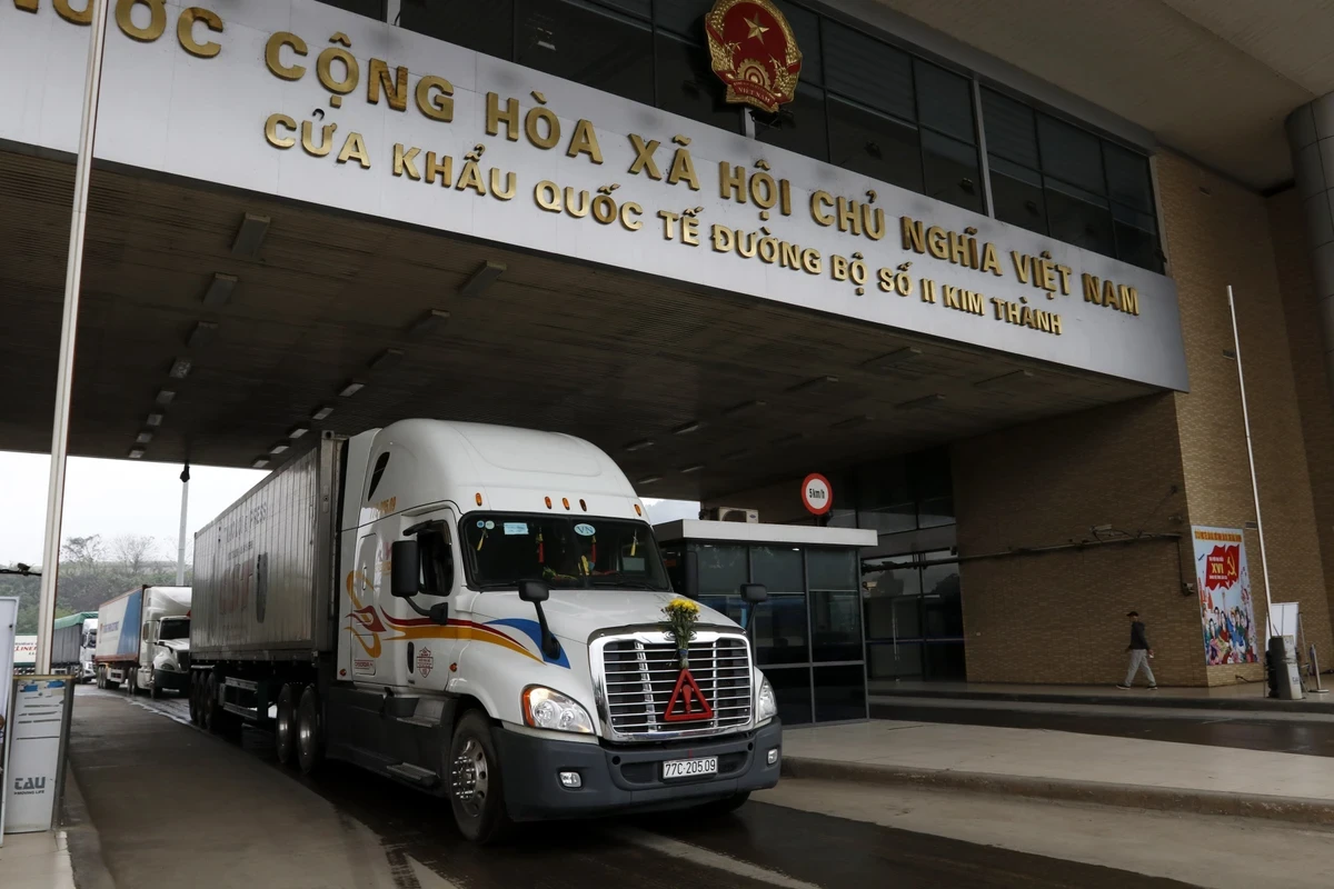 Các xe container chở hàng nông sản chờ làm thủ tục xuất khẩu sang Trung Quốc tại Cửa khẩu quốc tế đường bộ số II Kim Thành. (Ảnh: Quốc Khánh/TTXVN)