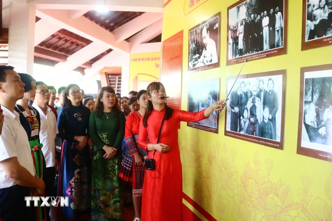 Am 16. August 2024 organisierte das Thai Nguyen Provincial Museum im Tan Cuong Tea Cultural Space (Gemeinde Tan Cuong, Stadt Thai Nguyen, Provinz Thai Nguyen) eine thematische Ausstellung mit dem Titel „Thai Nguyen – 55 Jahre Umsetzung des Testaments von Präsident Ho Chi Minh (1969–2024)“. (Foto: Thu Hang/VNA)