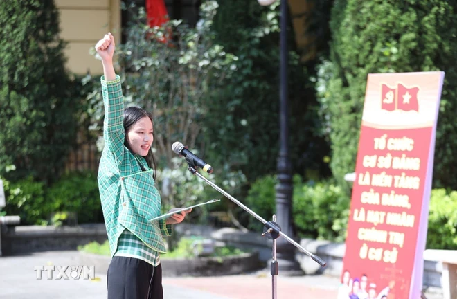 Duong Thi Xanh, Angehörige der ethnischen Gruppe der Nung, Schülerin der 12. Klasse der Ba Son High School, Bezirk Cao Loc, Provinz Lang Son, legte bei der Aufnahmezeremonie in die Partei ihren Amtseid ab. (Foto: Anh Tuan/VNA)