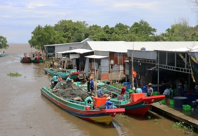 Phương tiện đánh bắt thủy sản ven bờ ảnh hưởng đến nguồn lợi thủy sản tự nhiên trên biển tại một cửa sông thuộc địa bàn huyện Hòn Đất (Kiên Giang). (Ảnh: Lê Huy Hải/TTXVN)