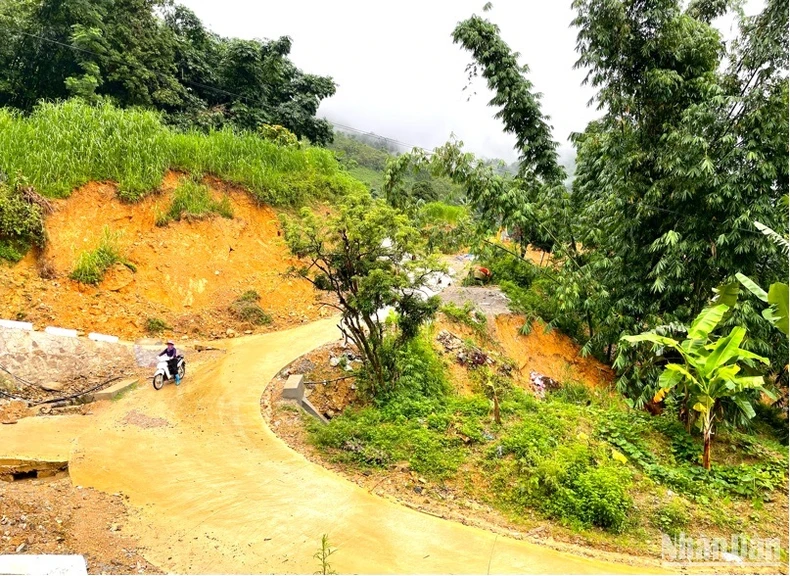 Những con đường bê-tông trong bản đang được thi công.