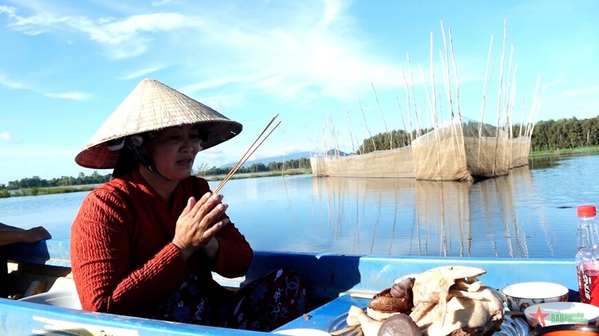 Mỗi mùa con nước người dân thường tổ chức lễ cúng các vị thần linh, phúc thần, tạ ơn trời đất đã ban cho sản vật và cầu mong một mùa đánh bắt bội thu.  