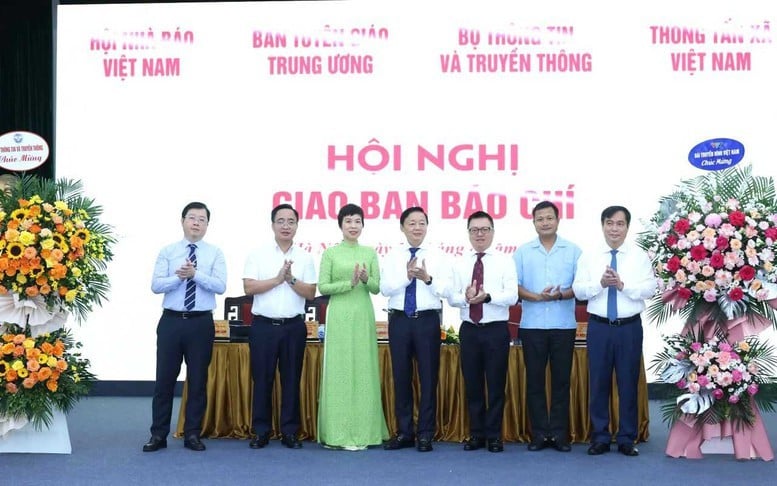 Phó Thủ tướng Trần Hồng Hà tặng hoa chúc mừng 4 cơ quan: Thông tấn xã Việt Nam, Đài Tiếng nói Việt Nam, Đài Truyền hình Việt Nam và ngành Thông tin và Truyền thông nhân dịp kỷ niệm ngày thành lập - Ảnh: VGP/Nguyễn Hoàng