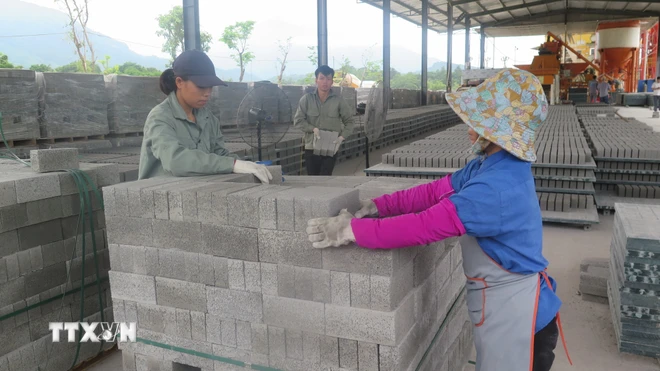 Sản xuất gạch không nung tại xã Xuân Giao, huyện Bảo Thắng, tỉnh Lào Cai. (Ảnh: Hồng Ninh/TTXVN)