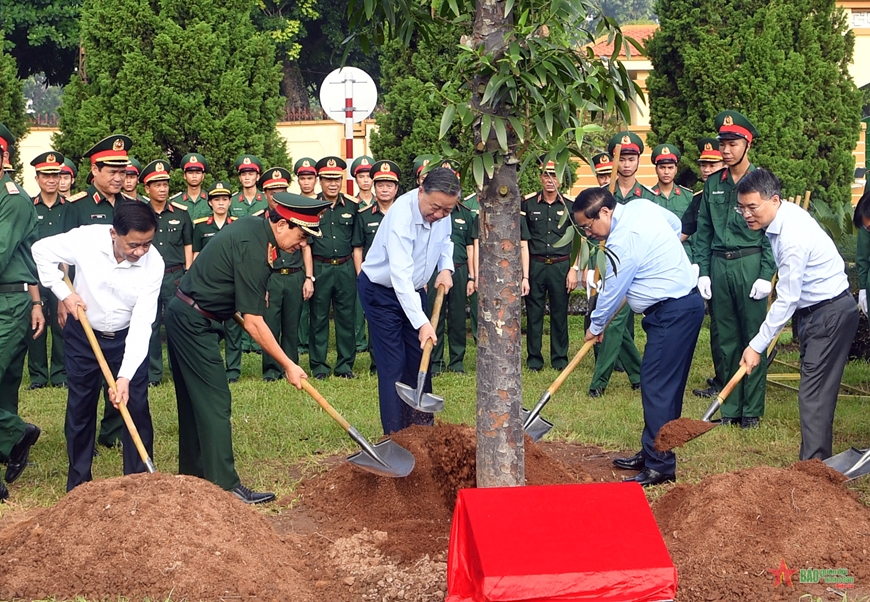 Tổng Bí thư, Chủ tịch nước Tô Lâm và các đại biểu trồng cây tại Sở chỉ huy Bộ Quốc phòng.