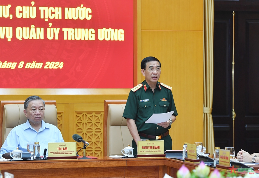 Đại tướng Phan Văn Giang, Ủy viên Bộ Chính trị, Phó bí thư Quân ủy Trung ương, Bộ trưởng Bộ Quốc phòng phát biểu tại hội nghị.