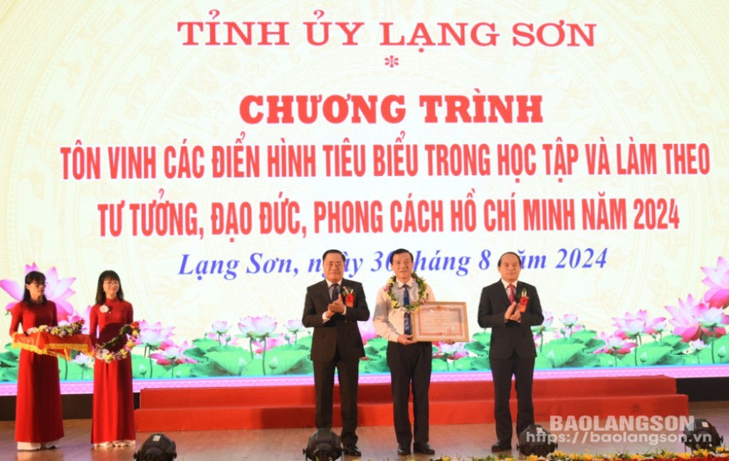 Tập thể nhận bằng khen của Thủ tướng Chính phủ về thành tích tiêu biểu trong học tập và làm theo tư tưởng, đạo đức, phong cách Hồ Chí Minh năm 2023 