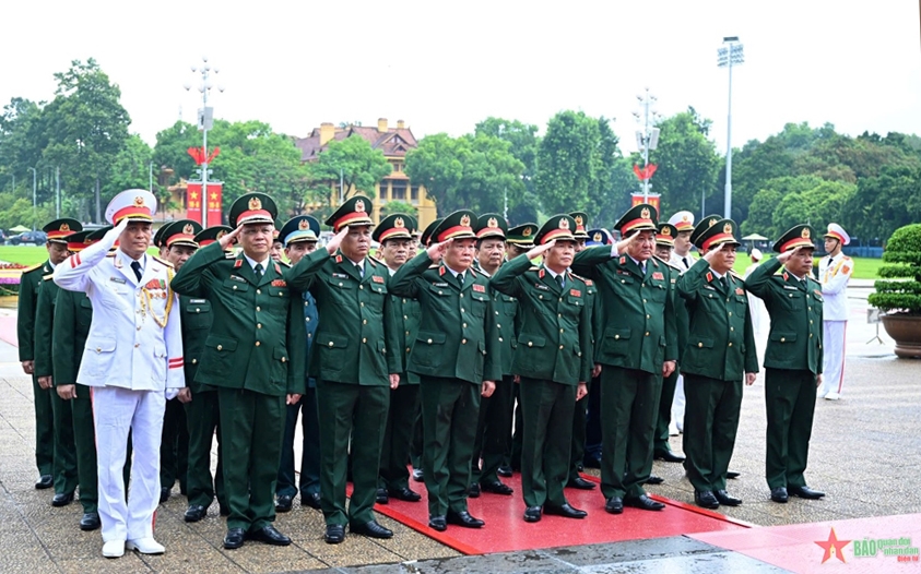 Đoàn đại biểu Quân ủy Trung ương, Bộ Quốc phòng vào Lăng viếng Chủ tịch Hồ Chí Minh. 