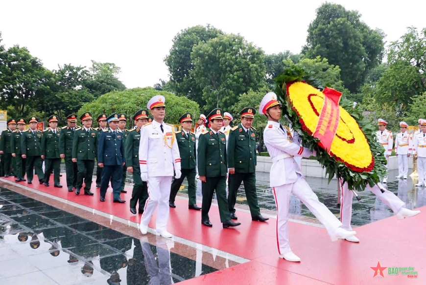 Đoàn đại biểu Quân ủy Trung ương, Bộ Quốc phòng đặt vòng hoa, dâng hương tưởng niệm các Anh hùng liệt sĩ. 