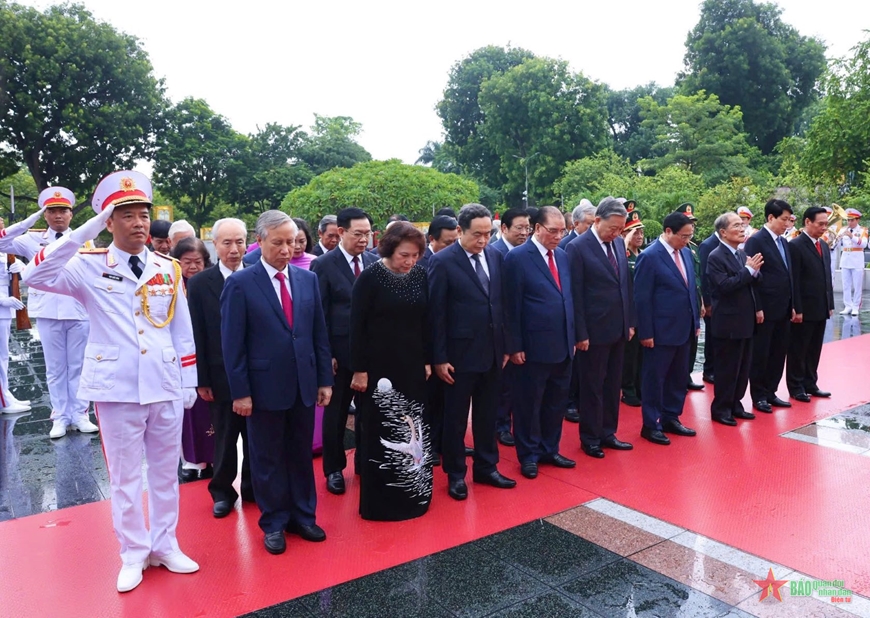 Đoàn đại biểu lãnh đạo Đảng, Nhà nước dâng hương tưởng niệm các Anh hùng liệt sĩ. 