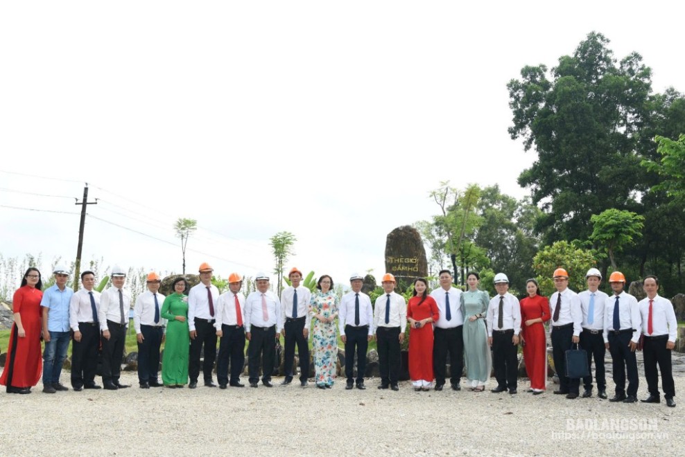 Đoàn đại biểu hai huyện chụp ảnh lưu niệm tại điểm Thế giới đầm hồ “Trũng Na Dương”