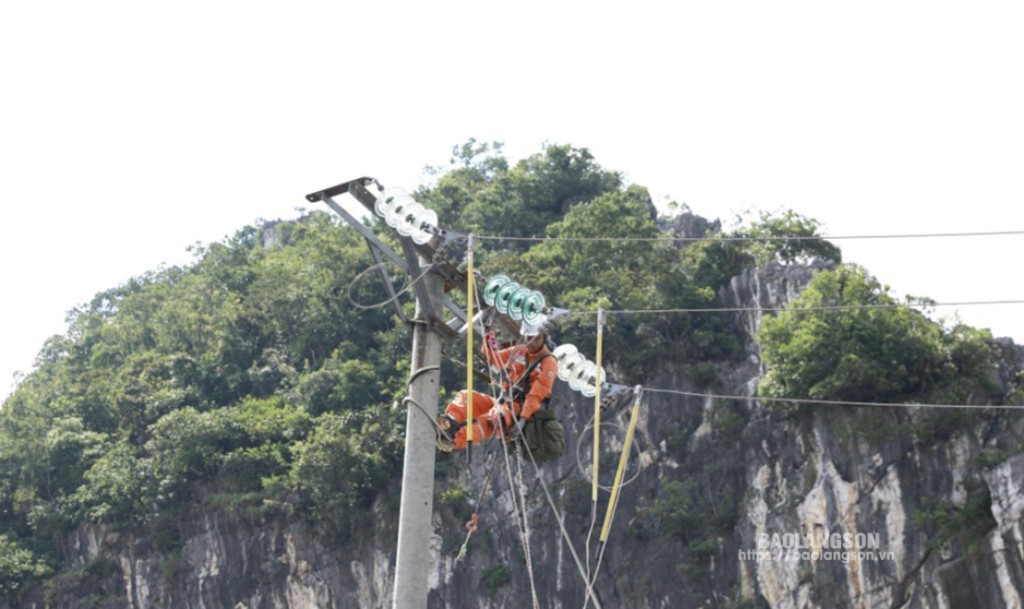 Cán bộ điện lực thay thế thiết bị điện trên lưới trung áp tại địa bàn thành phố Lạng Sơn