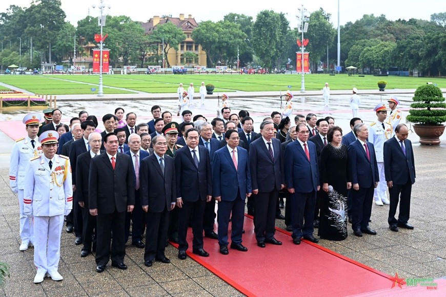 Đoàn đại biểu lãnh đạo Đảng, Nhà nước vào Lăng viếng Chủ tịch Hồ Chí Minh.  