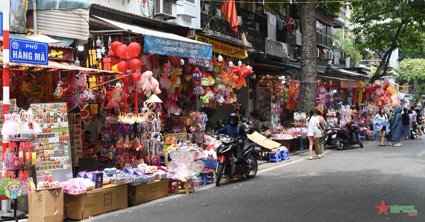 Trước thềm Tết Trung thu, phố Hàng Mã lại “khoác áo mới” đón khách đến tham quan, mua sắm. 