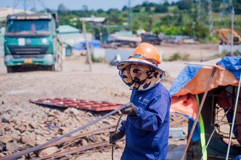 Những công nhân đội nắng bám công trường - Ảnh: Báo GT