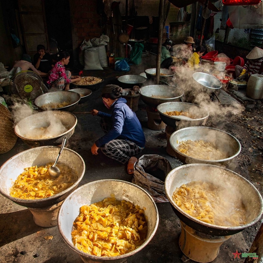 Công đoạn rim gừng.  