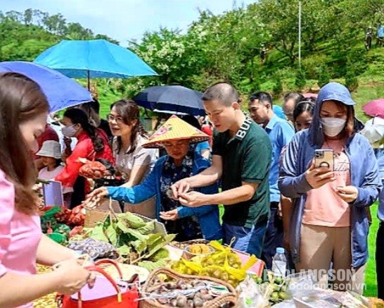 Du khách chọn mua các sản phẩm hạt dẻ bóc vỏ, sữa hạt dẻ về làm quà