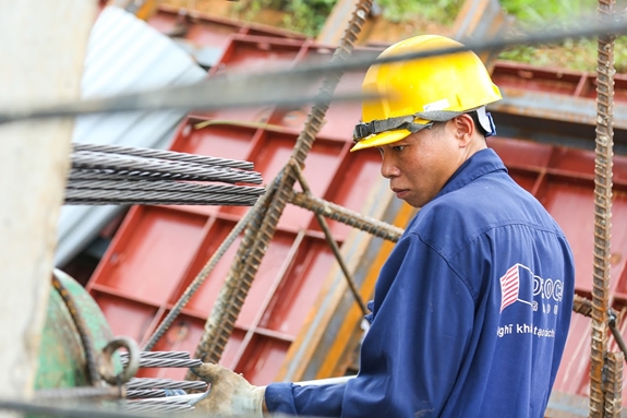 Để bảo đảm tiến độ dự án, đơn vị thi công đã thành lập các Ban chỉ huy thi công tại các điểm cầu, chủ động điều phối máy móc thiết bị và nhân sự phục vụ thi công tại các điểm cầu đã được bàn giao mặt bằng. Mục tiêu trong năm 2025, hoàn thành toàn bộ 20 cầu của dự án.