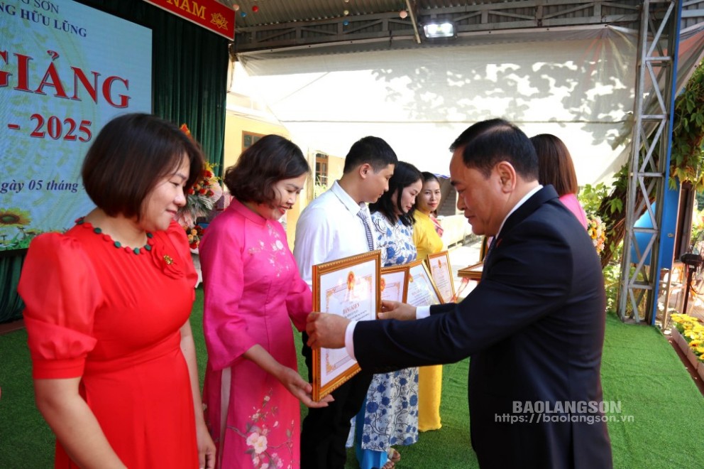 Đồng chí Hồ Tiến Thiệu, Phó Bí thư Tỉnh ủy, Chủ tịch UBND tỉnh tặn bằng khen cho các cá nhân có thành tích tiêu biểu hai năm học liên tục hoàn thành xuất sắc nhiệm vụ