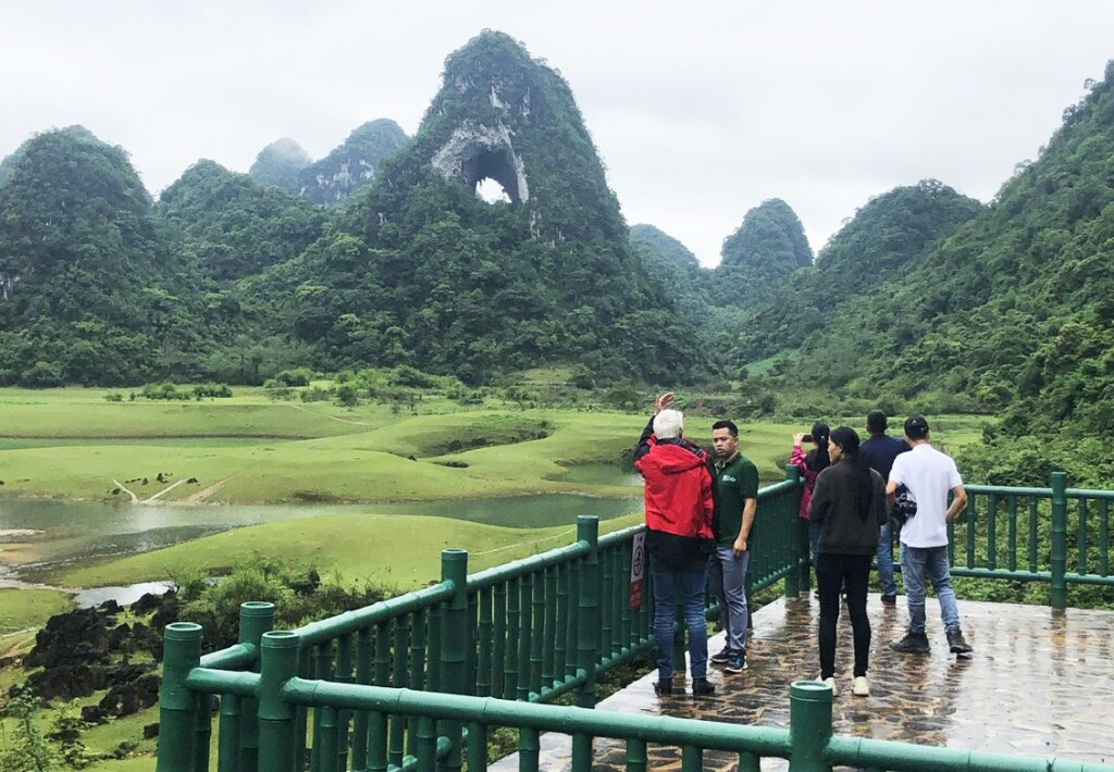 En 2022, le Comité populaire provincial et le Département de la culture, des sports et du tourisme ont investi dans la construction d'une vue sur la montagne de l'œil de Dieu (Chongqing) afin que les visiteurs puissent se tenir de loin pour voir toute la scène et prendre de belles photos.