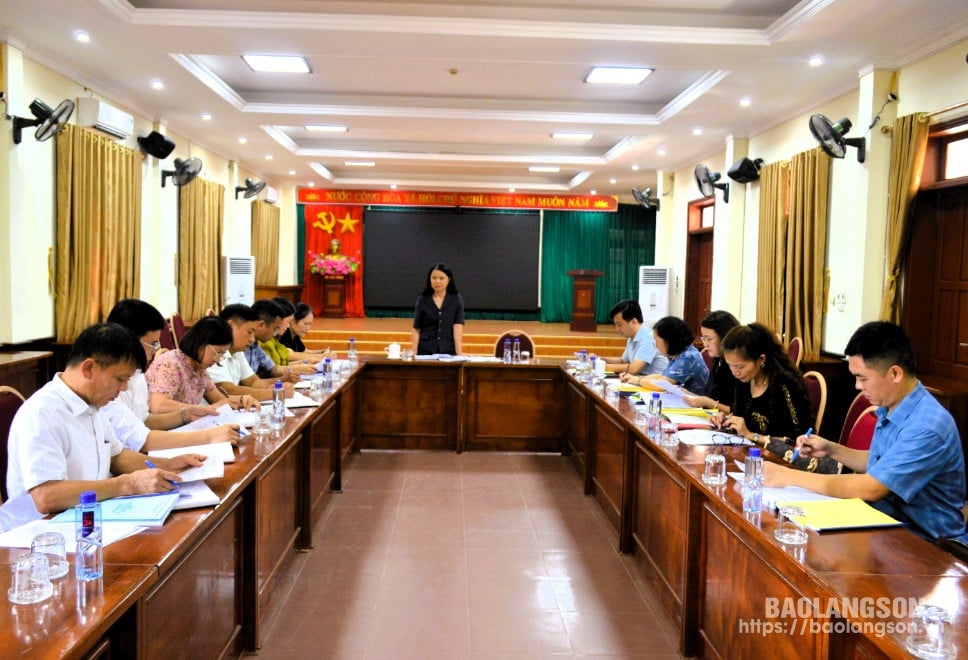 La camarade Hoang Thi Kim Van, chef du Comité social et culturel du Conseil populaire provincial, chef du groupe de travail assistant la délégation de supervision du Conseil populaire provincial, a prononcé un discours de clôture lors de l'enquête.