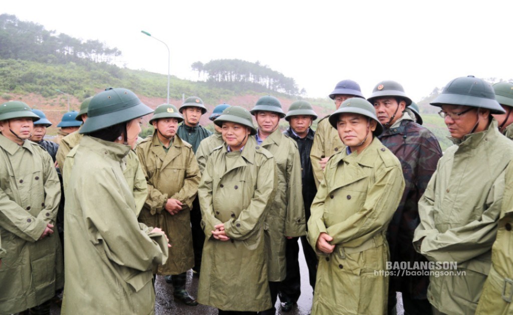 Le secrétaire provincial du Parti, Nguyen Quoc Doan, a écouté le rapport du chef du district de Loc Binh sur la situation de la réponse à la tempête n° 3.