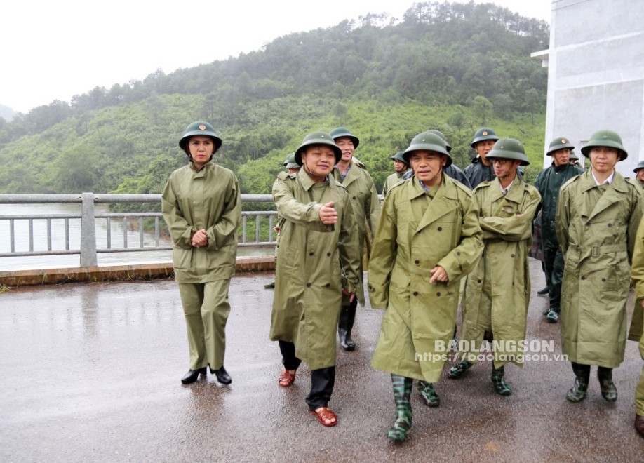 Le secrétaire provincial du Parti, Nguyen Quoc Doan, et les membres de la délégation de travail ont inspecté la zone du réservoir de Ban Lai.