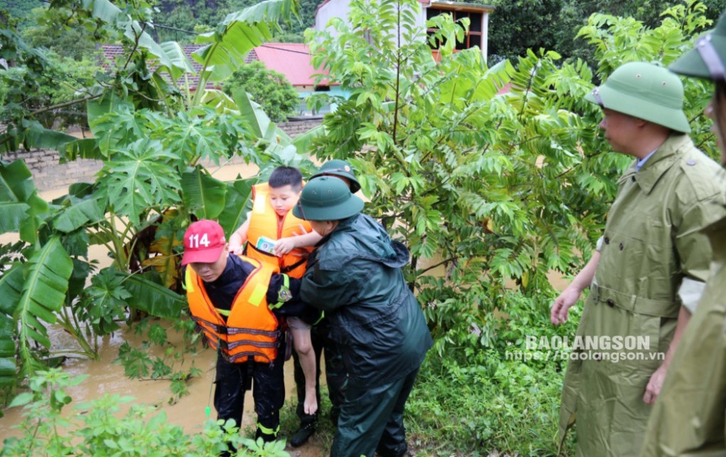 Đồng chí Đoàn Thanh Sơn, Phó Chủ tịch UBND tỉnh chỉ đạo trực tiếp việc thực hiện di dời người dân ra khỏi vùng ngập lụt tại thị trấn Đồng Mỏ (huyện Chi Lăng)