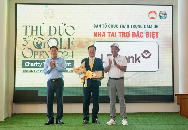 Ông Hoàng Văn Phúc – Phó Tổng Giám đốc LPBank nhận hoa tri ân nhà trài trợ từ nguyên Phó Thủ tướng Trương Hoà Bình (phải) và ông Trần Hữu Phước (trái), Chủ tịch Ủy ban Mặt trận Tổ quốc Việt Nam thành phố Thủ Đức. (Ảnh: Vietnam+)