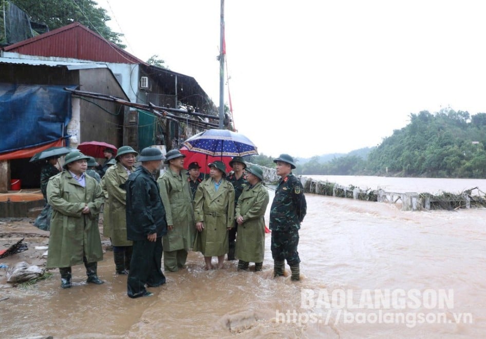 Đoàn công tác đi thực tế nắm bắt tình hình công tác khắc phục hậu quả của bão số 3 trên địa bàn huyện Văn Lãng.