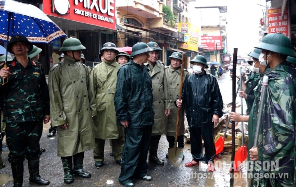 Đoàn công tác đi thực tế nắm bắt tình hình, động viên các lực lượng đang làm nhiệm vụ khắc phục hậu quả của bão số 3 trên địa bàn huyện Tràng Định