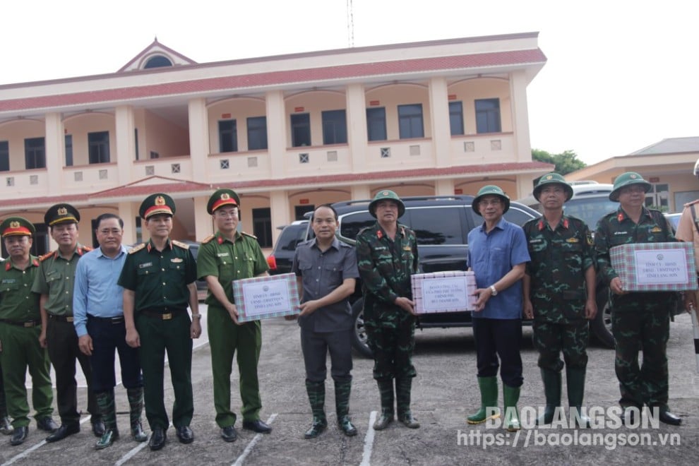 Đoàn công tác thăm, tặng quà lực lượng công an, quân đội trên địa bàn huyện Tràng Định