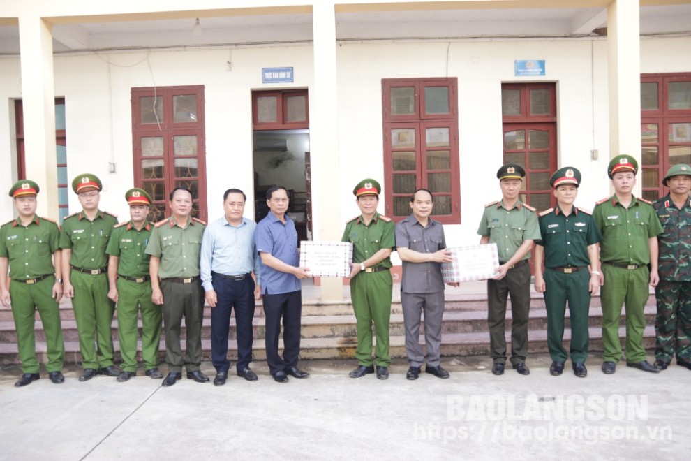 Đoàn công tác thăm, tặng quà lực lượng tham gia phòng, chống mưa bão trên địa bàn huyện Văn Lãng