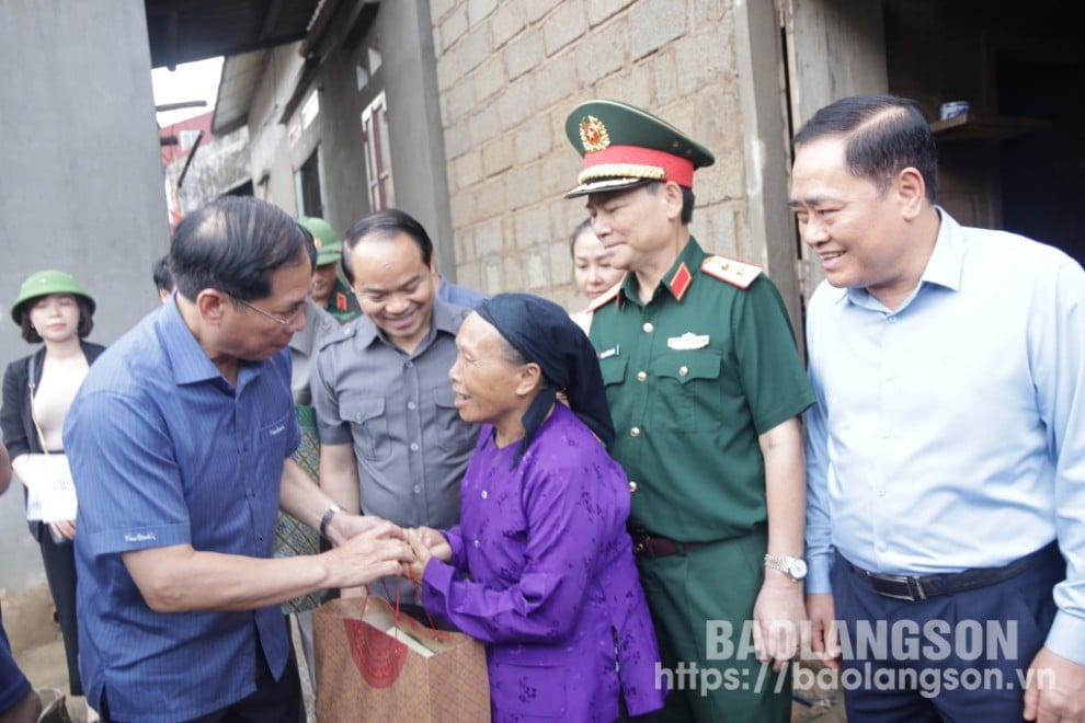 Đoàn công tác thăm, tặng quà người dân thị trấn Na Sầm, huyện Văn Lãng