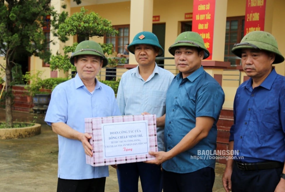 Đồng chí Lê Minh Trí, Bí thư Trung ương Đảng, Chánh án Toà án nhân dân tối cao tặng quà chính quyền xã Sơn Hà (Hữu Lũng)