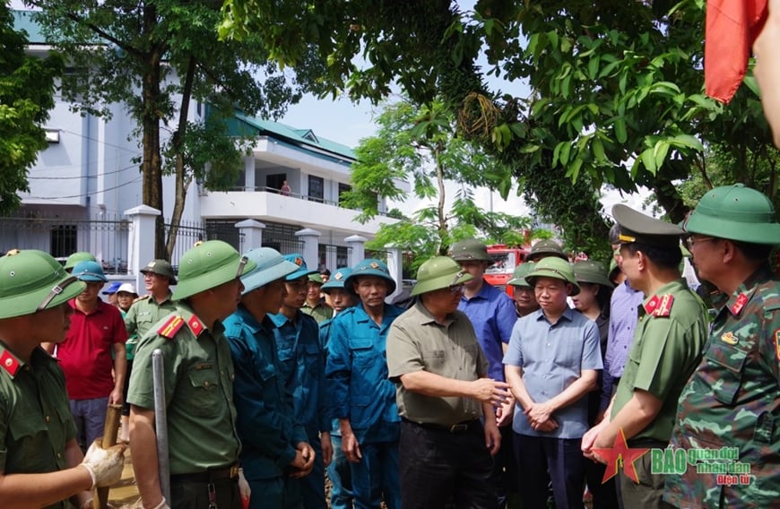  Thủ tướng Phạm Minh Chính kiểm tra công tác khắc phục hậu quả mưa lũ tại TP Yên Bái. 