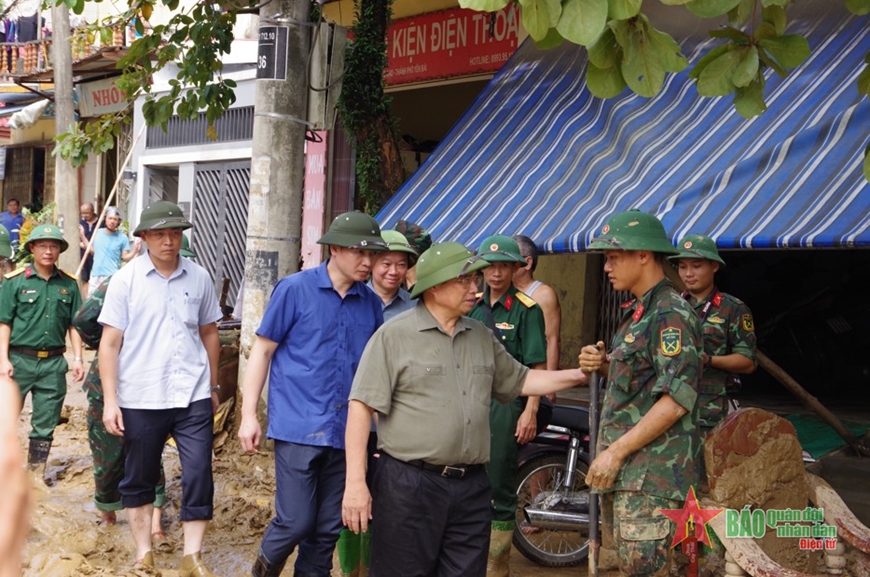   Thủ tướng Phạm Minh Chính động viên các lực lượng tham gia khắc phục hậu quả mưa lũ tại TP Yên Bái.