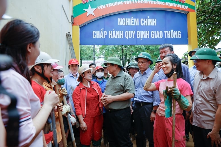  Thủ tướng Phạm Minh Chính thăm hỏi tình hình khắc phục hậu quả mưa lũ tại Trường Mầm non Hoa Lan, phường Hồng Hà, TP Yên Bái. 