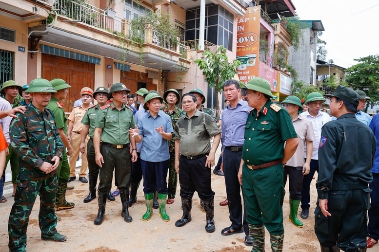  Thủ tướng thị sát khu vực sạt lở làm 2 người bị vùi lấp (chưa tìm thấy) tại phường Nguyễn Thái Học, TP Yên Bái. 