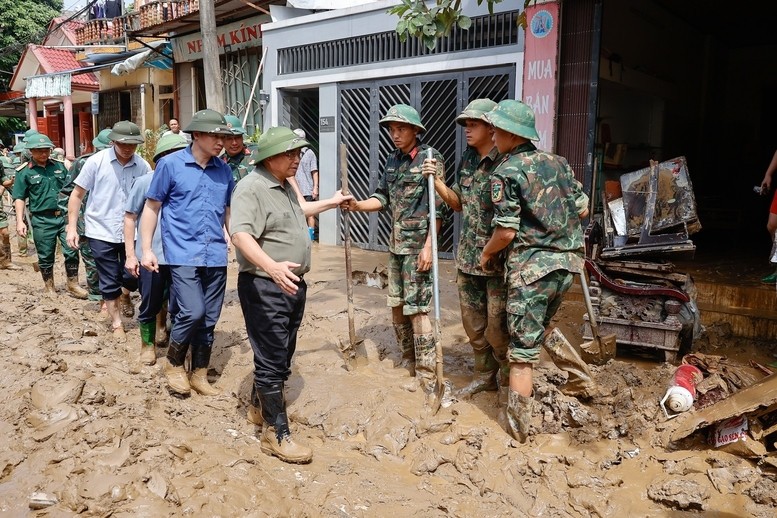   Thủ tướng Phạm Minh Chính động viên các lực lượng tham gia khắc phục hậu quả mưa lũ tại TP Yên Bái. 