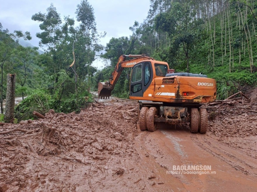 Đơn vị quản lý đường bộ huy động máy xúc bảo đảm giao thông trên đường tỉnh Đồng Bục - Đồng Mỏ