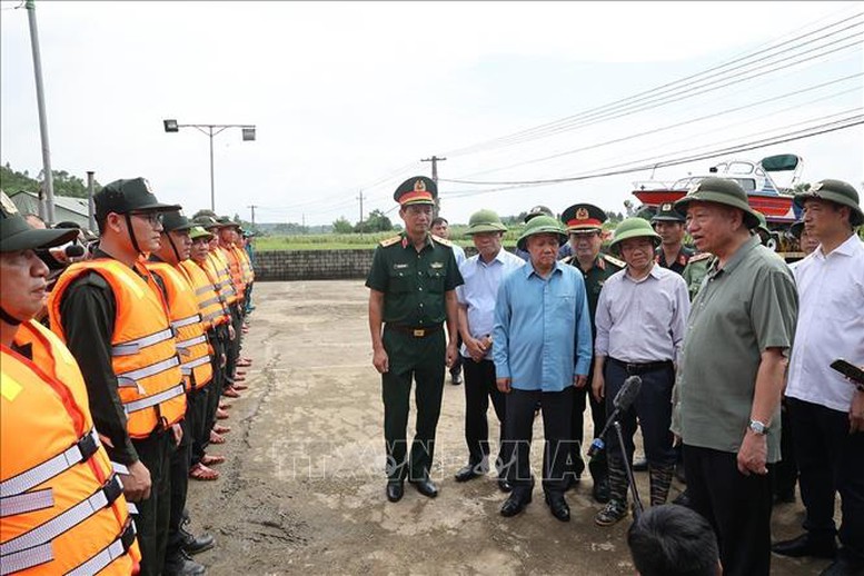 Tổng Bí thư, Chủ tịch nước động viên lực lượng làm nhiệm vụ củng cố, khắc phục sự cố một số điểm xung yếu ở đê sông Lô (xã Trường Sinh, huyện Sơn Dương) - Ảnh: TTXVN