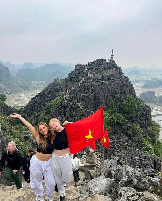 Du khách quốc tế tham quan Hang Múa, Ninh Bình. (Ảnh: CTV/Vietnam+)