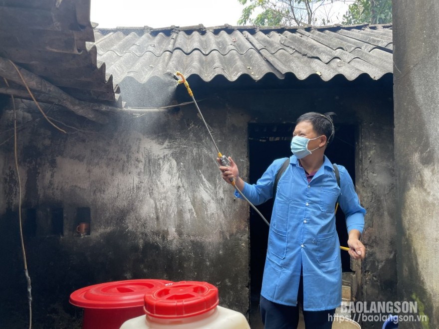 Cán bộ Trung tâm Dịch vụ nông nghiệp huyện Hữu Lũng phun tiêu độc khử trùng chuồng trại chăn nuôi tại thị trấn Hữu Lũng, huyện Hữu Lũng