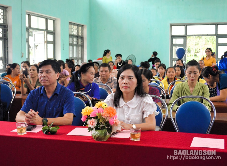 Các đại biểu và Nhân dân dự chương trình bế mạc lớp tập huấn, truyền dạy văn hóa phi vật thể tại xã Chi Lăng