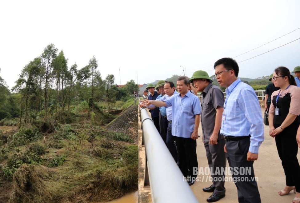 Đồng chí Lê Minh Trí, Bí thư Trung ương Đảng, Chánh án Toà án nhân dân tối cao và các thành viên Đoàn công tác kiểm tra công tác ứng phó, khắc phục cơn hậu quả bão số 3 tại xã Hòa Lạc, huyện Hữu Lũng