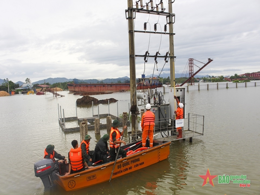  Công nhân Công ty Điện lực Thái Nguyên khắc phục sự cố điện.