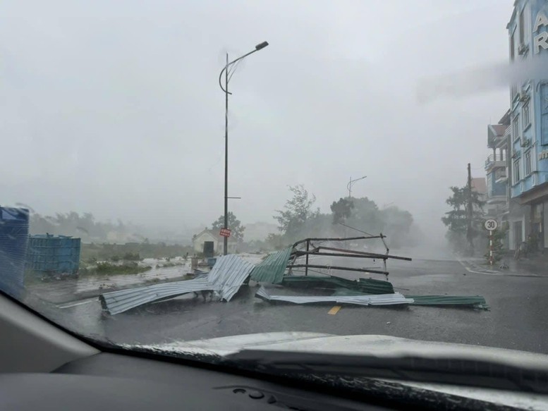 Des vents violents et de fortes pluies ont frappé l'île de Co To à 7 heures du matin ce matin.