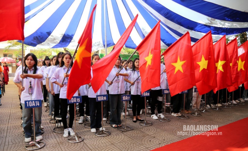 Học sinh trường THPT Hữu Lũng thực hiện nghi lễ chào cờ tại lễ khai giảng năm học mới