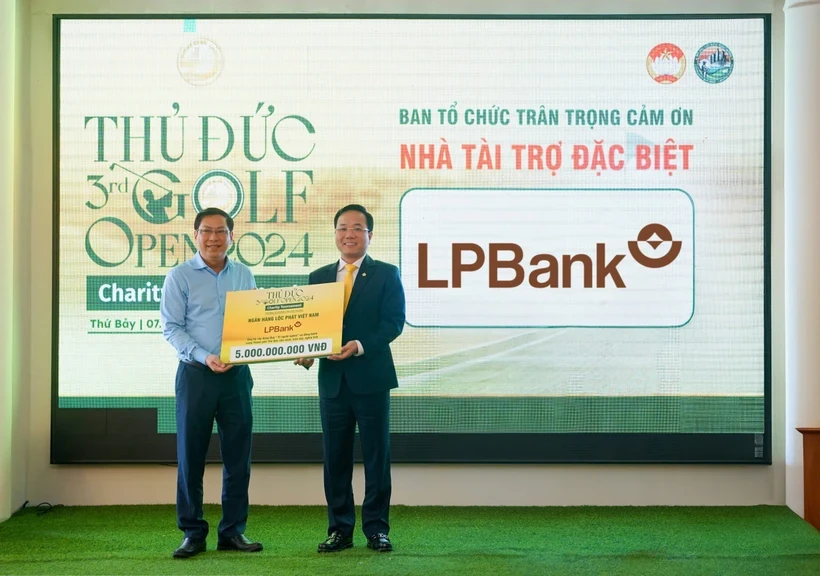 Đại diện LPBank, ông Hoàng Văn Phúc – Phó Tổng Giám đốc trao tặng biểu trưng số tiền 5 tỷ đồng cho Quỹ vì người nghèo của thành phố Thủ Đức. (Ảnh: Vietnam+)